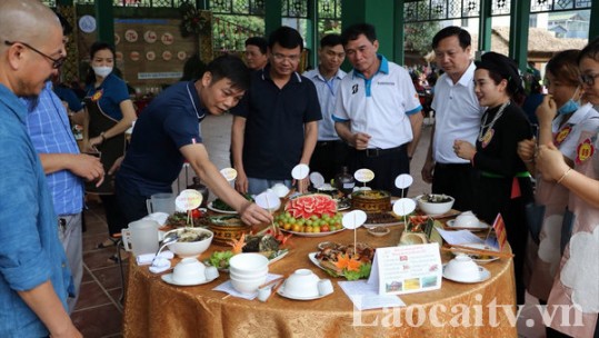 Các đồng chí lãnh đạo tỉnh tham gia ngày hội văn hóa dân gian tại huyện Bảo Yên