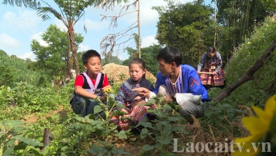 Phụ nữ tham gia xây nhà, đàn ông chung tay xây tổ ấm