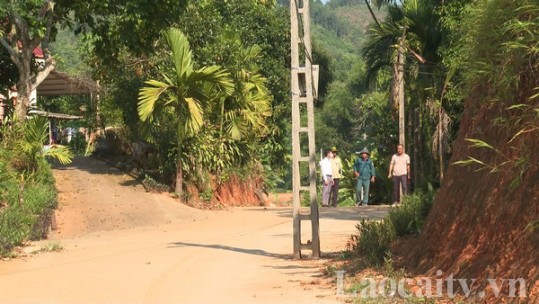 Bất cập trong mở rộng đường giao thông vì vướng cột điện