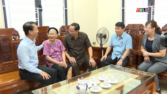 Phó Chủ tịch Quốc hội Trần Quang Phương thăm, tặng quà các gia đình chính sách tại thành phố Lào Cai