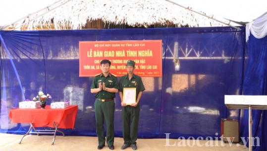 Huyện Văn Bàn trao nhà tình nghĩa cho gia đình thương binh