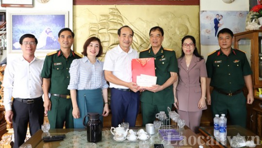 Phó Bí thư Thường trực Tỉnh ủy Vũ Xuân Cường thăm, tặng quà gia đình chính sách tại Bát Xát