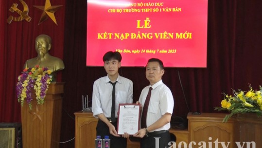 Văn Bàn: Thêm 1 đảng viên là học sinh THPT được kết nạp