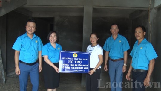 Sa Pa trao nhà “Mái ấm công đoàn” cho đoàn viên khó khăn