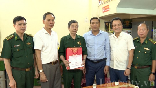 Phó Bí thư Tỉnh ủy Hoàng Giang thăm, tặng quà gia đình chính sách huyện Mường Khương