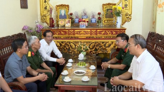 Chủ tịch UBND tỉnh Trịnh Xuân Trường thăm, tặng quà gia đình chính sách tại Bảo Thắng