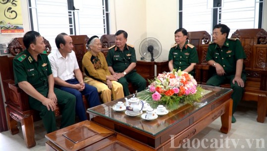 Thứ trưởng Bộ Quốc phòng Hoàng Xuân Chiến tặng quà người có công tại thành phố Lào Cai