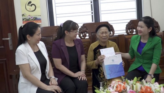 Phó Chủ tịch Hội Liên hiệp Phụ nữ Việt Nam thăm, tặng quà gia đình chính sách