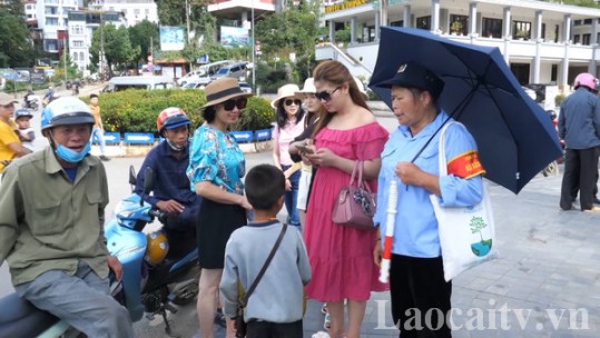 Tình trạng trẻ em tham gia chèo kéo khách du lịch có dấu hiệu gia tăng