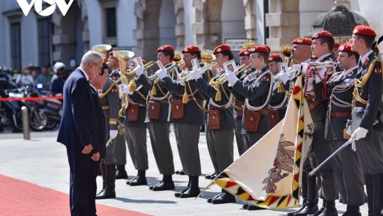 Lễ đón trọng thể Chủ tịch nước Võ Văn Thưởng thăm chính thức Cộng hòa Áo