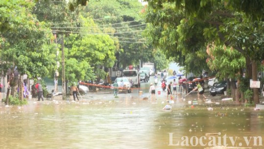 Nhiều tuyến phố Lào Cai ngập nặng do mưa lớn