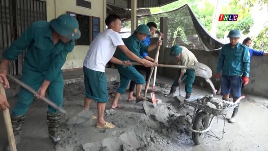 Lực lượng vũ trang thành phố Lào Cai giúp người dân khắc phục sự cố hồ đập tại Tả Phời