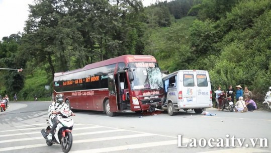 Hai ô tô chở khách va chạm trên Quốc lộ 4D địa phận thị xã Sa Pa