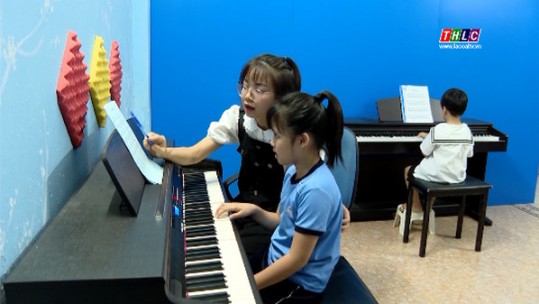 Bên phím đàn piano