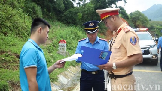 Sa Pa ra quân tổng kiểm soát xe ô tô vận tải hành khách và vận tải hàng hóa