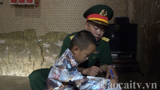 Lực lượng vũ trang huyện Si Ma Cai tích cực tham gia công tác dân vận
