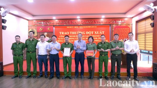 Khen thưởng đột xuất tập thể Công an thành phố Lào Cai về thành tích xuất sắc trong đấu tranh phòng, chống tội phạm