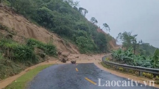 Nhiều vị trí trên các tuyến quốc lộ, tỉnh lộ qua địa bàn huyện Mường Khương bị sạt lở
