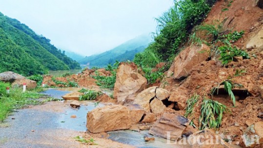 Sạt lở gây ách tắc giao thông trên Tỉnh lộ 160 thuộc địa phận xã Bản Cái, huyện Bắc Hà