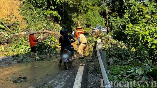 Tập trung phân luồng, khắc phục sạt lở trên Quốc lộ 70 thuộc địa phận huyện Bảo Yên