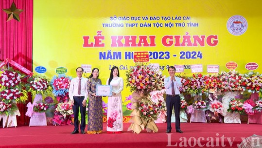 Các đồng chí lãnh đạo tỉnh dự lễ khai giảng năm học 2023 - 2024