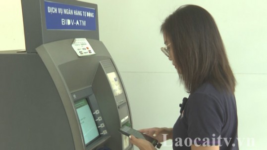 Thuận lợi từ rút tiền mặt tại ATM bằng mã QR liên ngân hàng