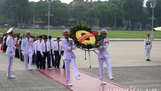 Thành phố Lào Cai báo công dâng Bác