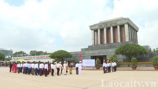 Đoàn đại biểu tỉnh Lào Cai tổ chức Lễ báo công và vào Lăng viếng Chủ tịch Hồ Chí Minh