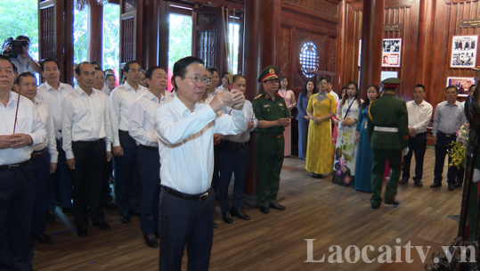 Dâng hương tưởng niệm Chủ tịch Hồ Chí Minh nhân dịp kỷ niệm 65 năm ngày Bác Hồ lên thăm Lào Cai