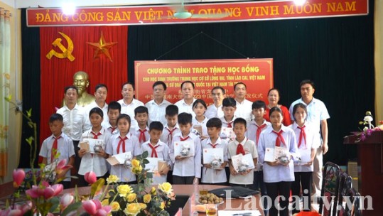 Đại sứ quán Trung Quốc trao học bổng cho học sinh Mường Khương