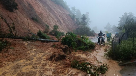 Mưa lớn gây sạt lở, ách tắc giao thông nghiêm trọng