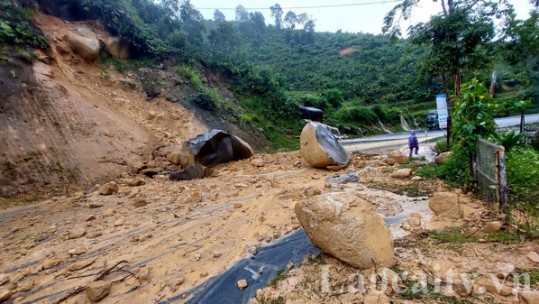 Mưa lớn làm sạt lở nhiều tuyến đường tại thị xã Sa Pa