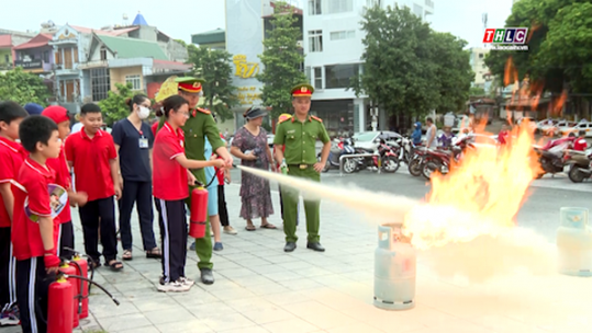 Tuyên truyền trải nghiệm thực hành chữa cháy và cứu nạn, cứu hộ