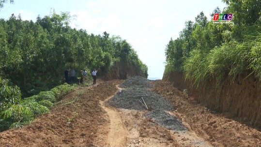 Đảng viên tiên phong trong hiến đất làm đường giao thông nông thôn mới