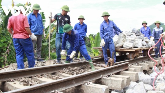 Thông tuyến đường sắt Hà Nội - Lào Cai sau 2 ngày tê liệt do sạt lở đất