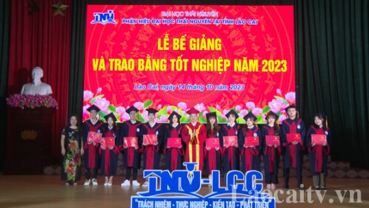 Phân hiệu Đại học Thái Nguyên tại tỉnh Lào Cai trao bằng tốt nghiệp cho 202 sinh viên