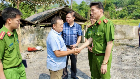 Thăm hỏi, động viên gia đình nạn nhân thiệt mạng do cháy nhà tại xã Phong Niên, huyện Bảo Thắng