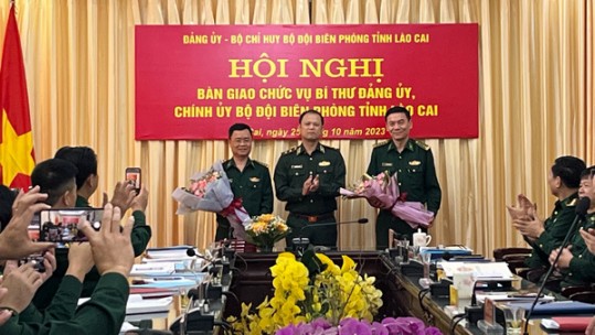 Bàn giao chức vụ Bí thư Đảng ủy, Chính ủy Bộ đội Biên phòng tỉnh Lào Cai