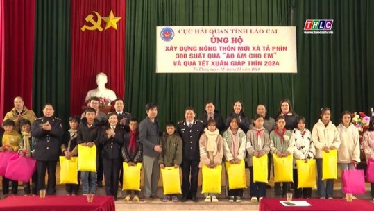 Tặng 300 áo ấm cho học sinh xã Tả Phìn, thị xã Sa Pa