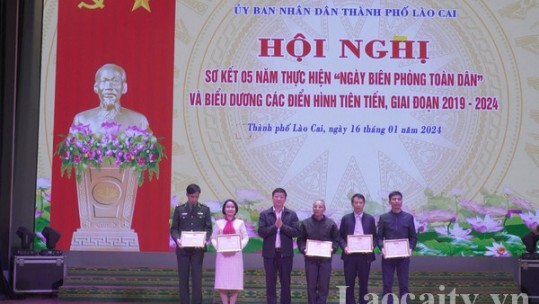 Khen thưởng các tập thể, cá nhân trong 5 năm thực hiện ngày Biên phòng toàn dân