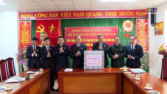 Chủ tịch Hội Cựu chiến binh Việt Nam Bế Xuân Trường tặng quà tại Lào Cai