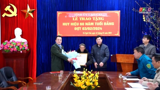 Phó Chủ tịch Thường trực HĐND tỉnh Vũ Văn Cài trao tặng Huy hiệu Đảng đợt 3/2 tại huyện Mường Khương