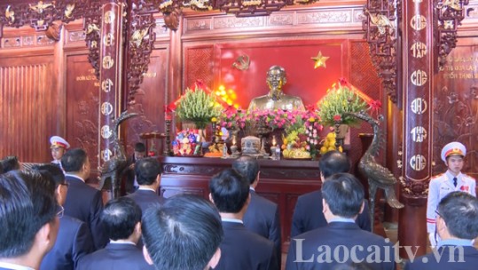 Đoàn đại biểu tỉnh Lào Cai dâng hương tại Nhà lưu niệm Chủ tịch Hồ Chí Minh và Đài tưởng niệm các Anh hùng liệt sĩ