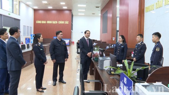 Chủ tịch UBND tỉnh Trịnh Xuân Trường chúc tết các lực lượng tại Cửa khẩu Quốc tế đường bộ số II Kim Thành