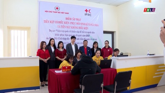 Hội Chữ thập đỏ tỉnh trao tiền hỗ trợ khắc phục thiên tai