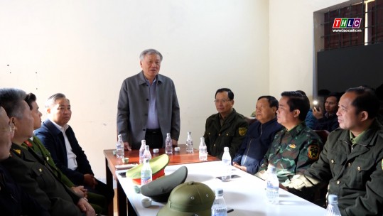 Đồng chí Nguyễn Hoà Bình - Chánh án Tòa án nhân dân tối cao tới thăm và động viên lực lượng tham gia chữa cháy rừng
