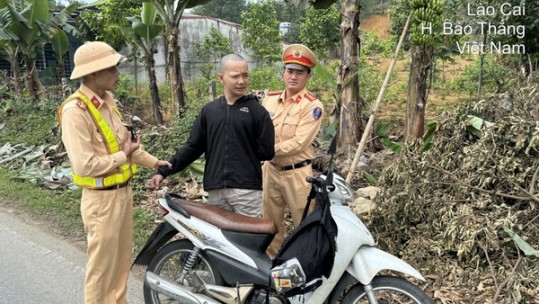 Cảnh sát giao thông Công an tỉnh Lào Cai kịp thời bắt giữ đối tượng cướp  xe mô tô
