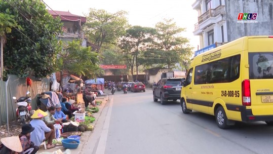 Họp chợ gây ùn tắc giao thông ở phường Pom Hán