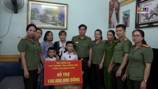 Trao sổ tiết kiệm cho hai con của Thiếu tá Bùi Văn Đức từ trần khi làm nhiệm vụ