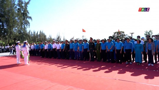 Đoàn đại biểu tỉnh Lào Cai dâng hương tại Đài tưởng niệm các Anh hùng liệt sĩ